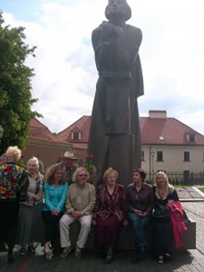 Pod pomnikiem Mickiewicza w Wilnie