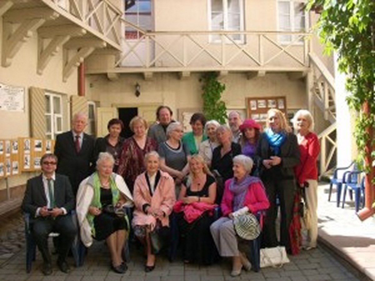 Uczestnicy XX Międzynarodowego Festiwalu Poezji w Wilnie przed Muzeum Adama Mickiewicza, fot. Kalina Zioła