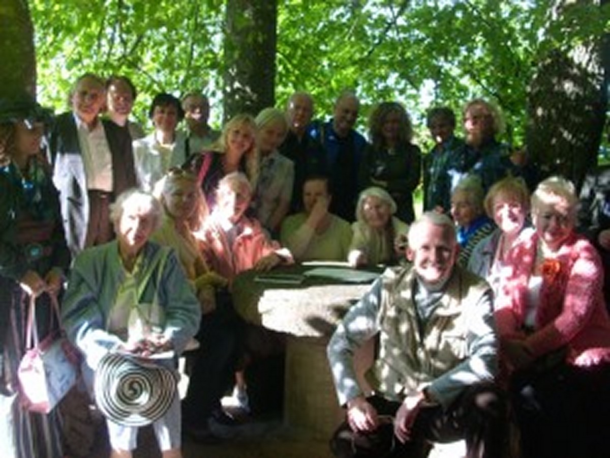 Ogród w Borejkowszczyźnie - przy tym stole z kamienia młyńskiego pisywał wiersze Władysław Syrokomla; fot. Kalina Zioła