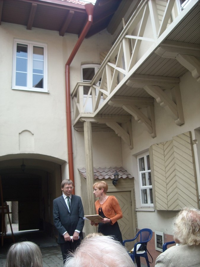 Birutė Jonuškaitė i Romuald Mieczkowski - przed Muzeum Adama Mickiewicza w Wilnie, fot. Maria Duszka