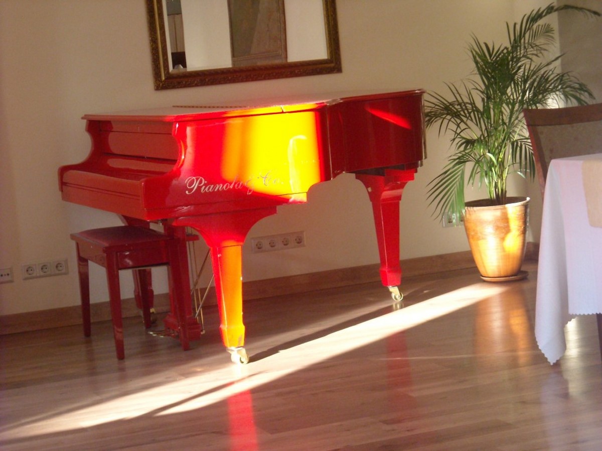 czerwony fortepian w restauracji hotelu "Pan Tadeusz" ("Ponas Tadas")